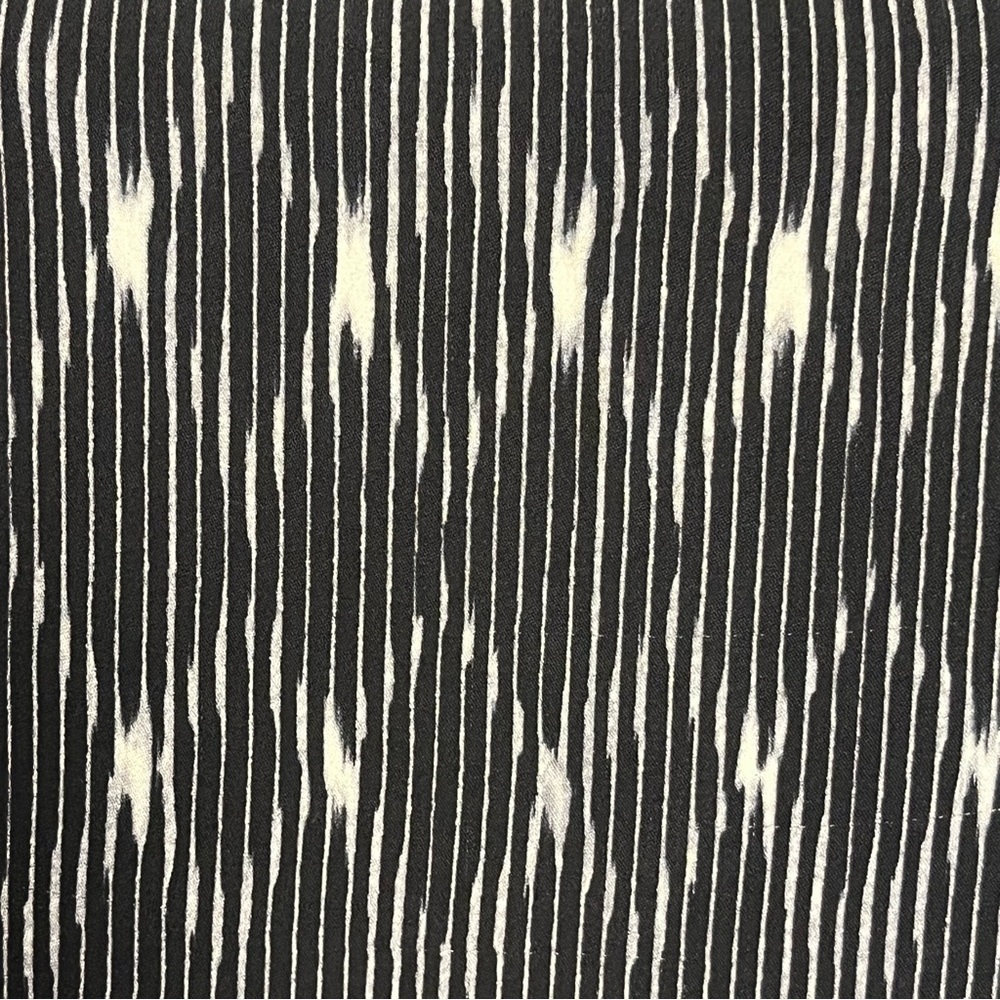 Brochu Walker Ikat Printed Split Back Silk Blouse Black/White — Medium - Picture 10 of 10